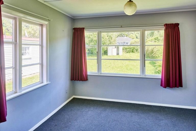 Photo of property in 39 Westminster Road, Wainuiomata, Lower Hutt, 5014