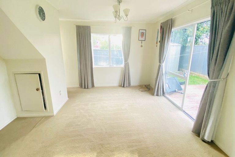 Photo of property in 2 Caspian Close, New Lynn, Auckland, 0600