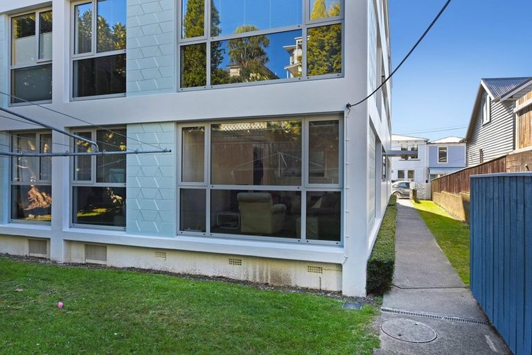 Photo of property in Victoria Court, 4/4 Queen Street, Mount Victoria, Wellington, 6011