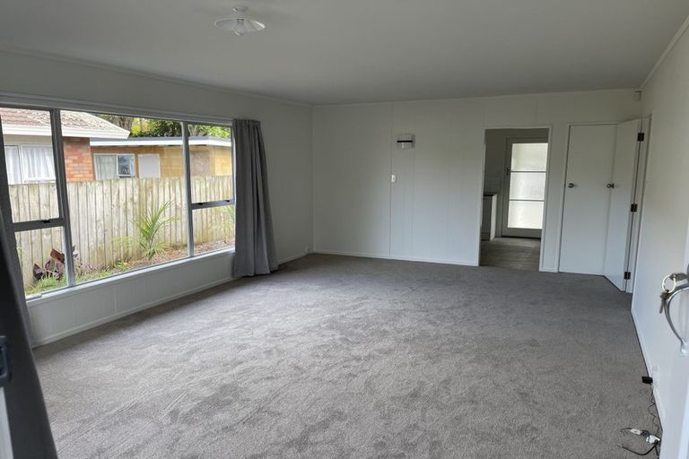 Photo of property in 24 Walton Street, Red Beach, 0932