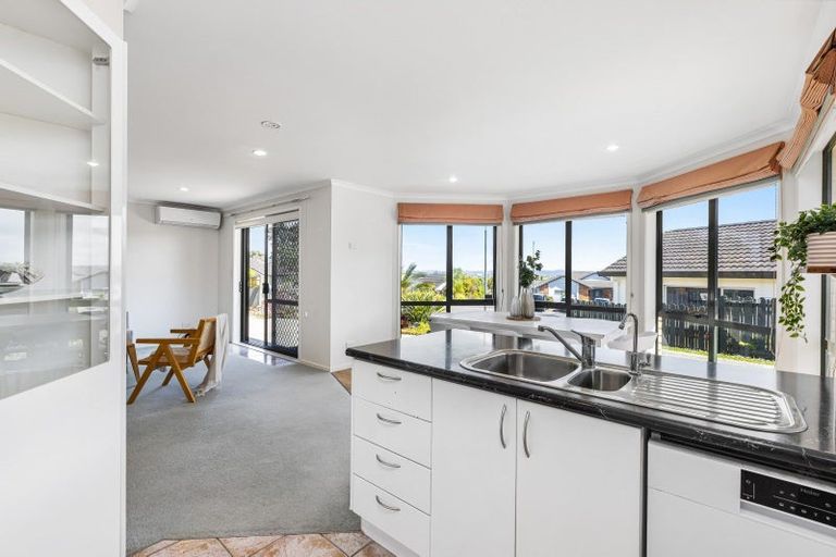 Photo of property in 37 Rivervale Grove, Stanmore Bay, Whangaparaoa, 0932