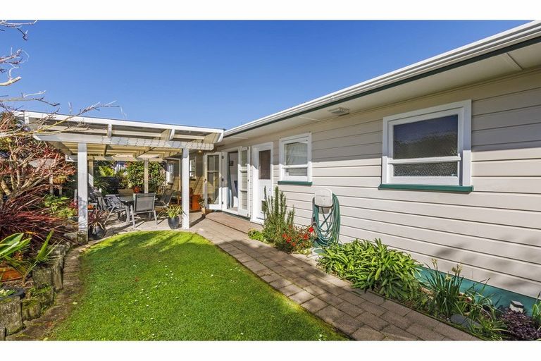 Photo of property in 941 Beach Road, Torbay, Auckland, 0630