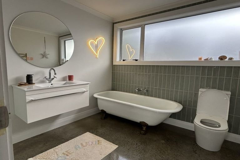 Photo of property in 115 Kahu Road, Paremata, Porirua, 5024