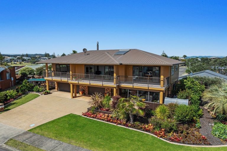 Photo of property in 14 Commodores Close, Coastlands, Whakatane, 3120