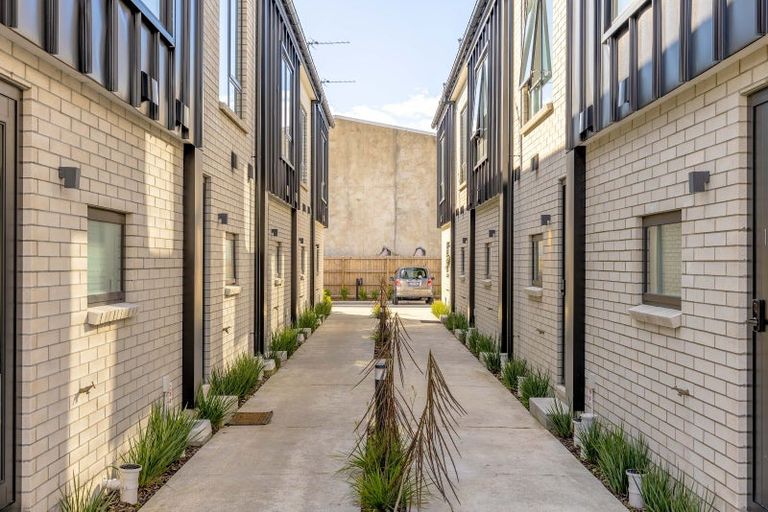 Photo of property in 2/327 Lincoln Road, Addington, Christchurch, 8024