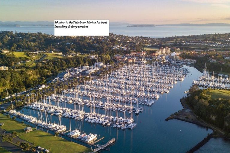 Photo of property in 1/39 Wade River Road, Stanmore Bay, Whangaparaoa, 0932