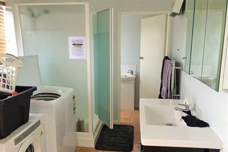 Photo of property in 124 Taylor Terrace, Tawa, Wellington, 5028