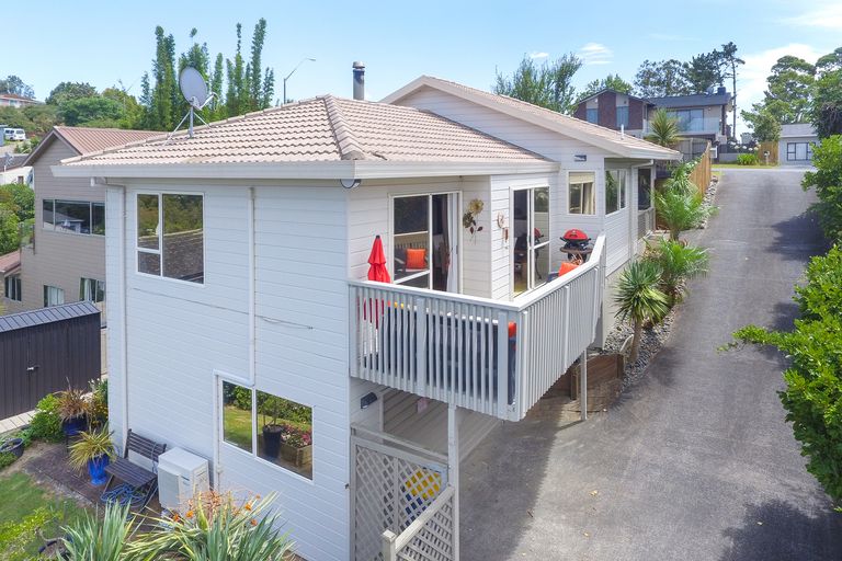 Photo of property in 1/272 Glamorgan Drive, Northcross, Auckland, 0630