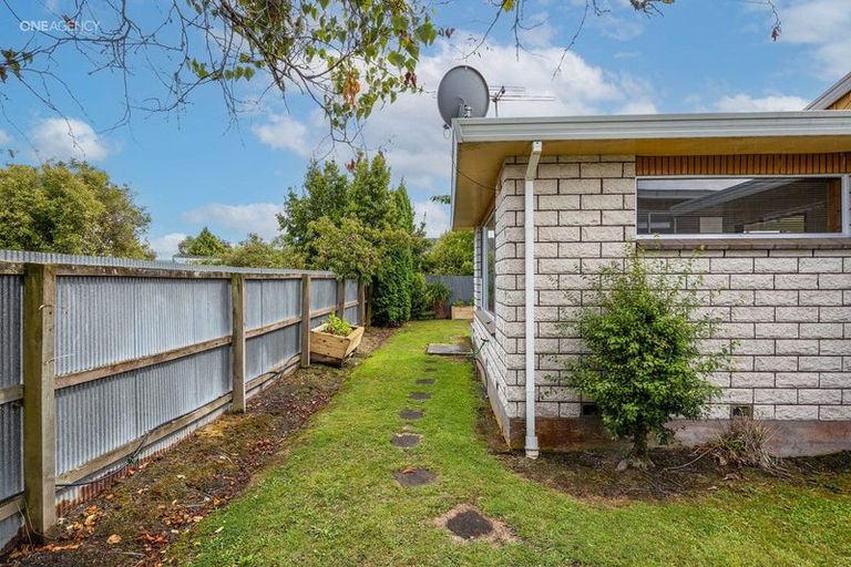 Photo of property in 2/11 Momorangi Crescent, Redwood, Christchurch, 8051