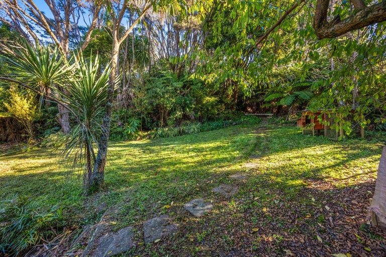 Photo of property in 34 Rauhuia Crescent, Parau, Auckland, 0604