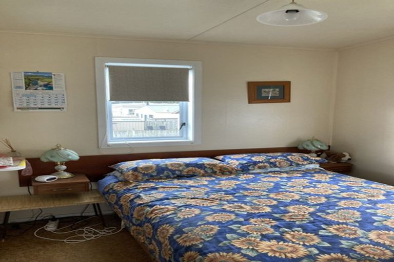 Photo of property in 48 Fourth Avenue, Urenui, 4377