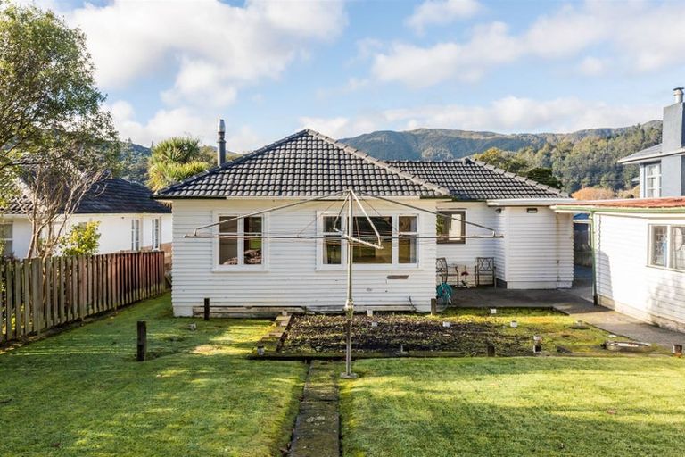 Photo of property in 17 Sharpe Crescent, Wainuiomata, Lower Hutt, 5014