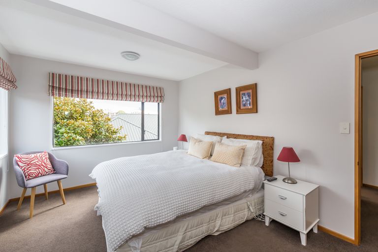 Photo of property in 2/8 Herbs Place, Cashmere, Christchurch, 8022