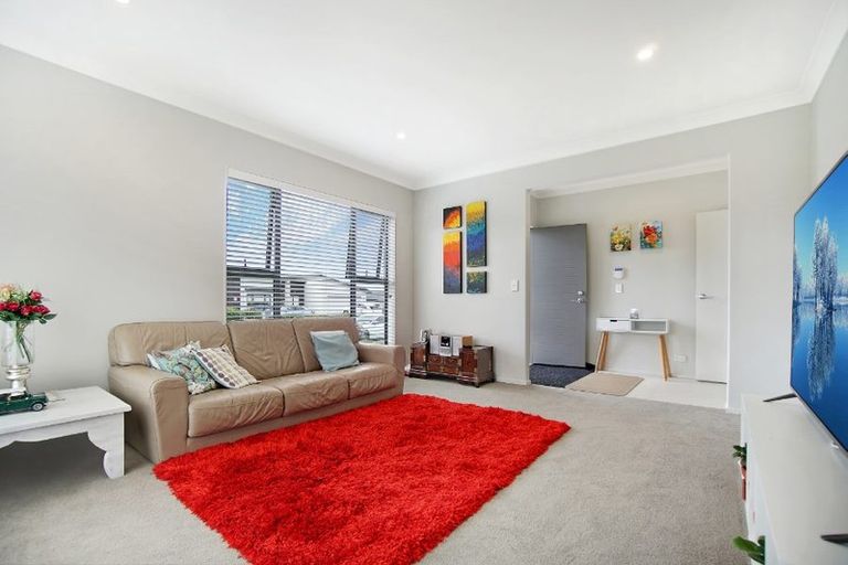 Photo of property in 14 Gelderland Way, Karaka, Papakura, 2113