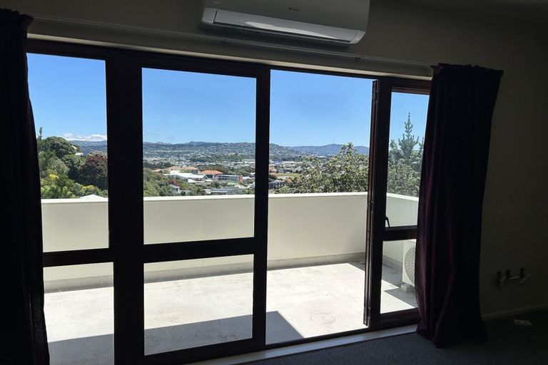 Photo of property in 5 Mitika Way, Strathmore Park, Wellington, 6022