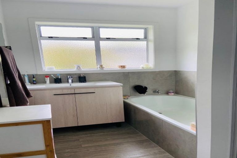 Photo of property in 15 Liston Crescent, Cockle Bay, Auckland, 2014