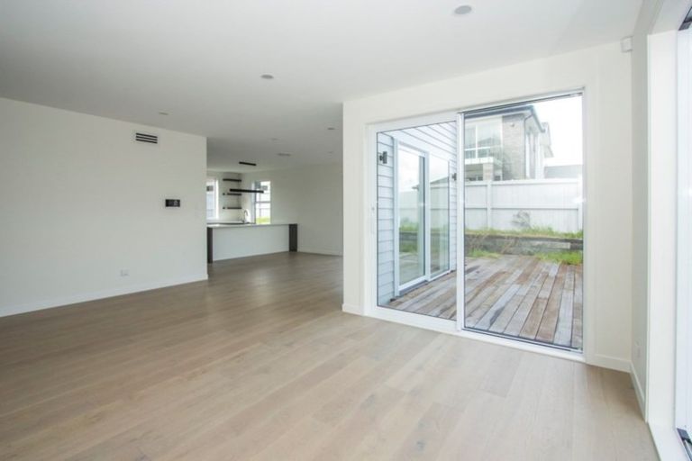 Photo of property in 16 Milano Boulevard, Karaka, Papakura, 2113