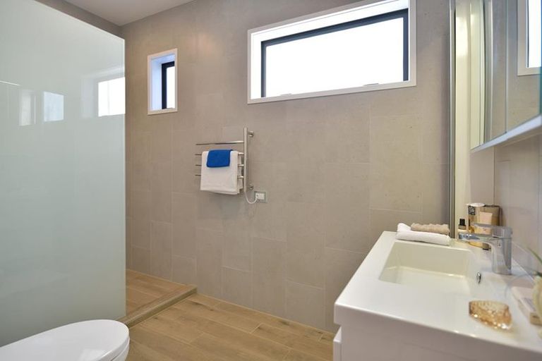 Photo of property in 136 East Coast Road, Forrest Hill, Auckland, 0620