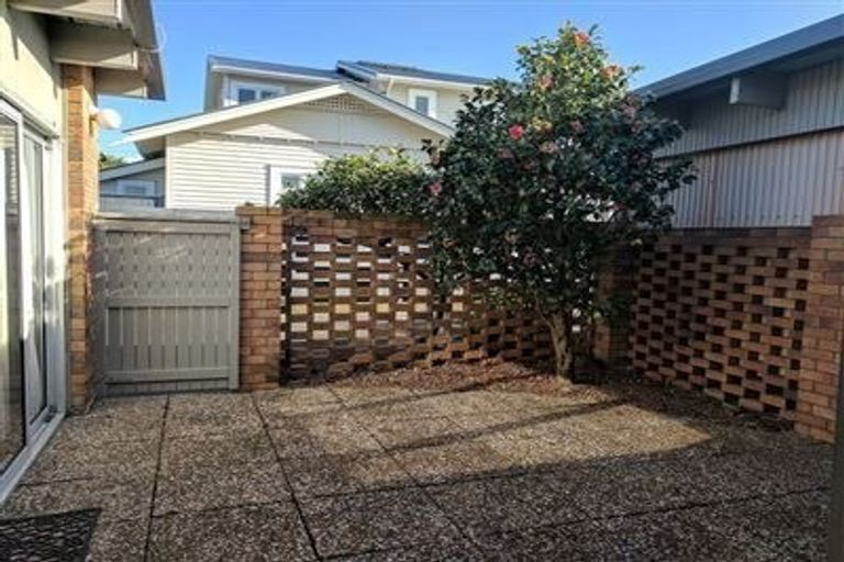 Photo of property in 2/50 Kitchener Road, Milford, Auckland, 0620