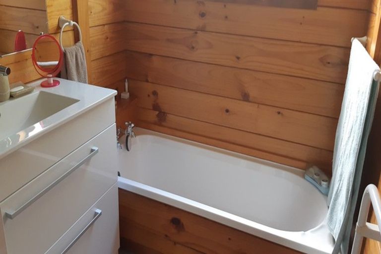 Photo of property in 2/9 Bronzewing Terrace, Unsworth Heights, Auckland, 0632