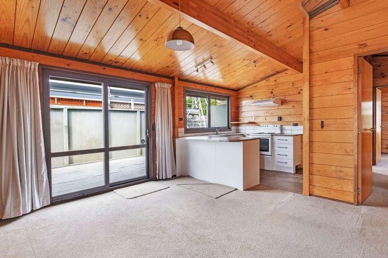 Photo of property in 6 Aries Place, Kawaha Point, Rotorua, 3010