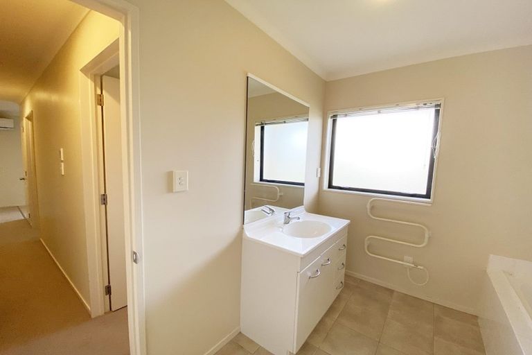 Photo of property in 33 Belcoo Crescent, East Tamaki, Auckland, 2013