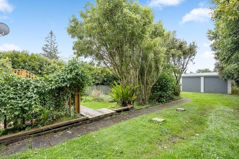 Photo of property in 28 Grassmere Road, Henderson Valley, Auckland, 0612