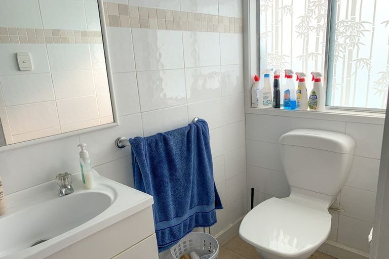 Photo of property in 2/4 Coronation Road, Glenfield, Auckland, 0627