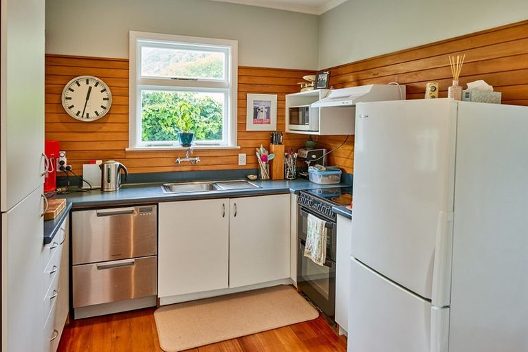 Photo of property in 372 Muritai Road, Eastbourne, Lower Hutt, 5013