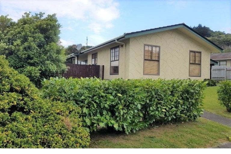 Photo of property in 86 Omapere Street, Whitby, Porirua, 5024