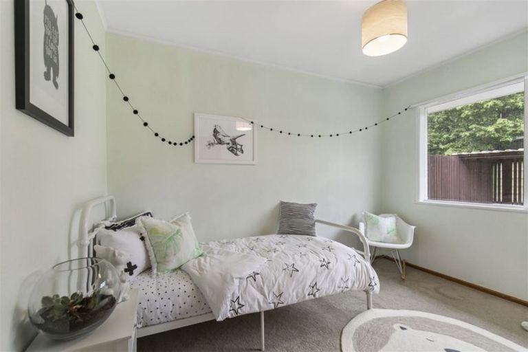 Photo of property in 14 Jonathan Place, Sunnynook, Auckland, 0620