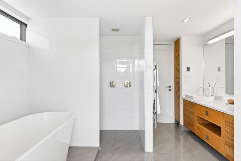 Photo of property in 40 Roslyn Road, Bluff Hill, Napier, 4110