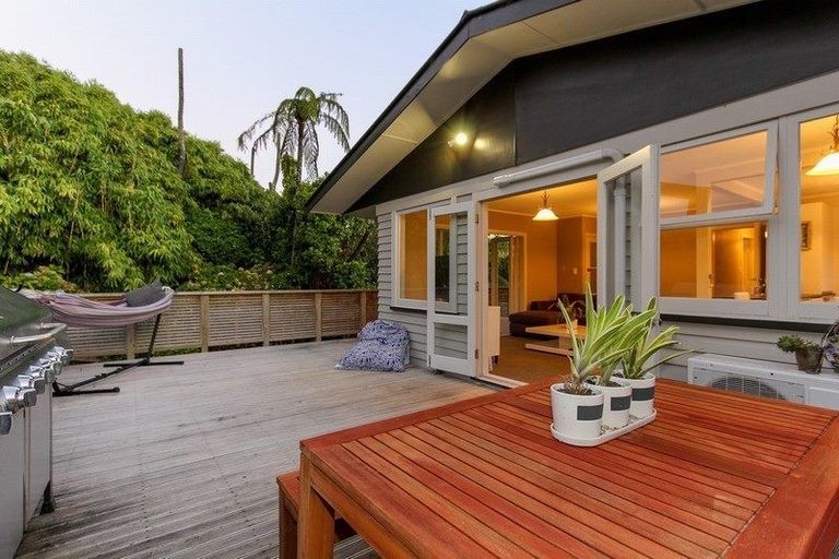 Photo of property in 49a Waiwaka Terrace, Strandon, New Plymouth, 4312