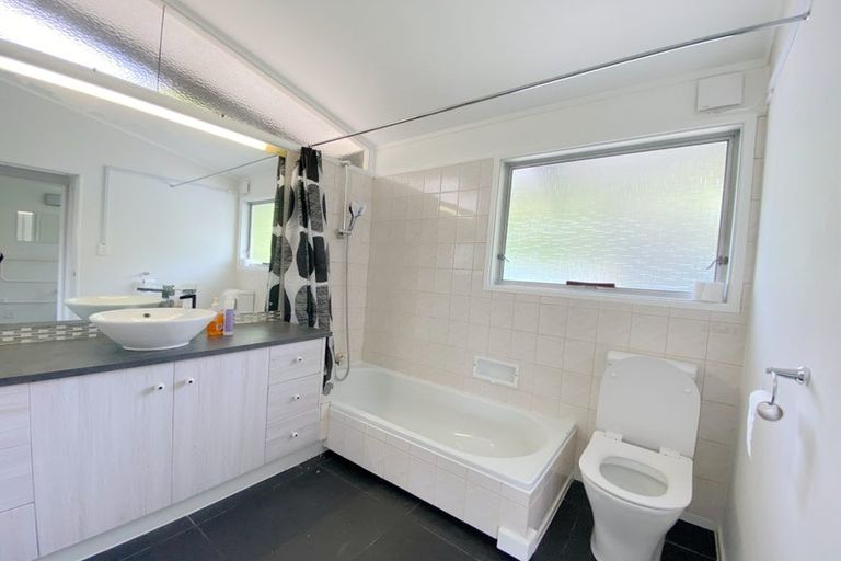 Photo of property in 74 Peach Road, Glenfield, Auckland, 0629