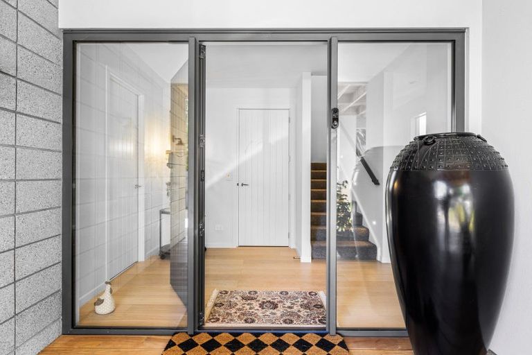 Photo of property in 341 Devonport Road, Tauranga, 3110