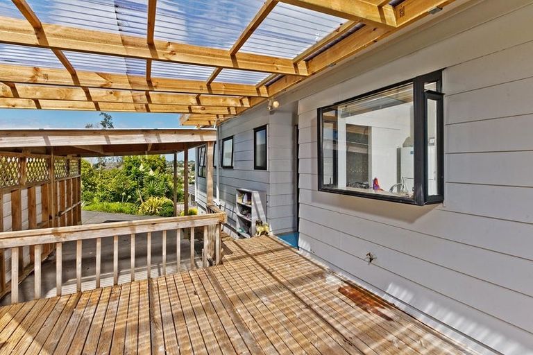Photo of property in 1/1 Cheval Drive, Totara Vale, Auckland, 0629