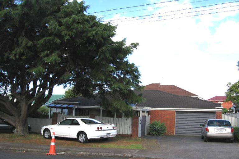 Photo of property in 1/1 Frieston Road, Takapuna, Auckland, 0622