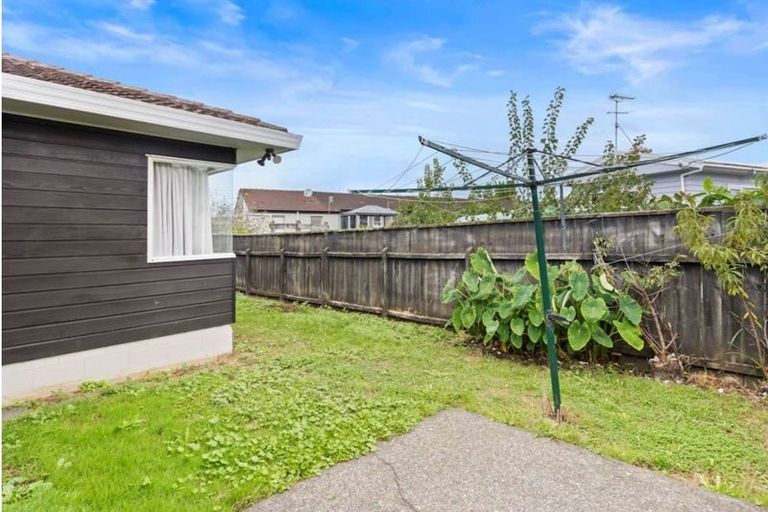 Photo of property in 2/296 Wairau Road, Glenfield, Auckland, 0629