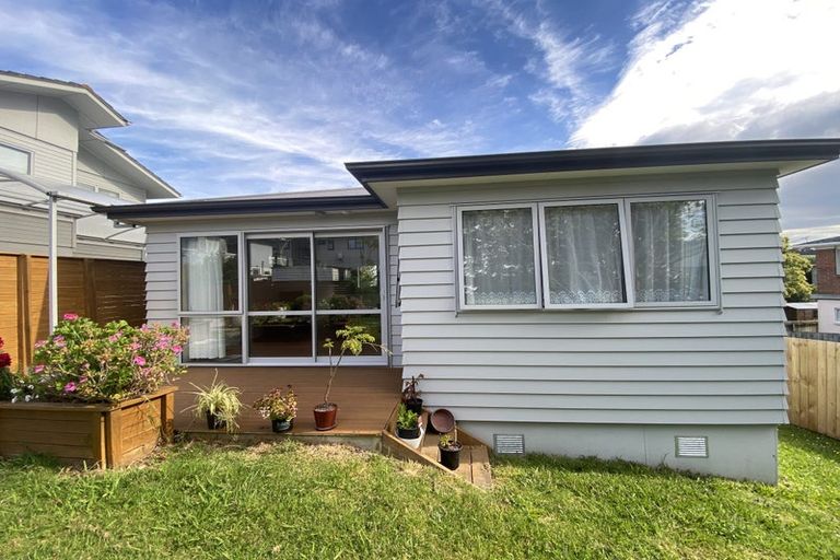 Photo of property in 17a Knightsbridge Drive, Forrest Hill, Auckland, 0620
