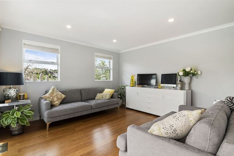 Photo of property in 12 Ilam Lane, Fairview Heights, Auckland, 0632