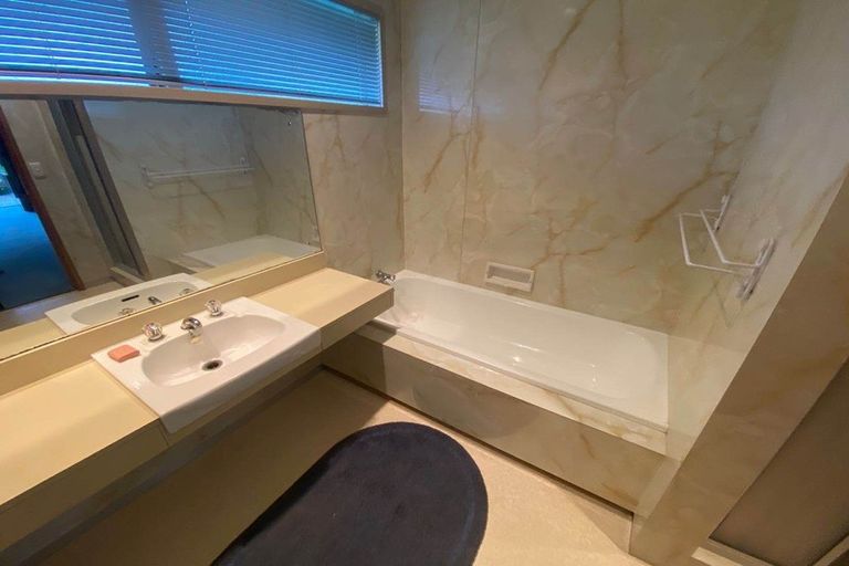 Photo of property in 9 Sturges Road, Henderson, Auckland, 0610