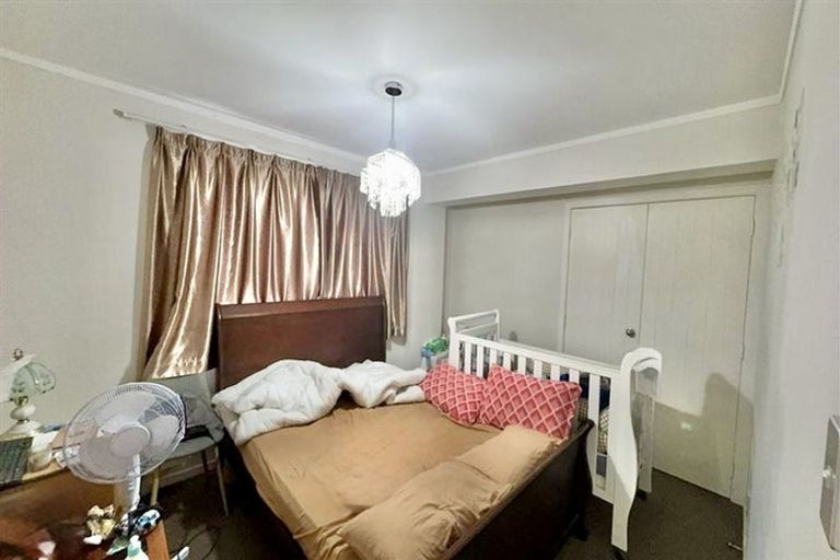 Photo of property in 4 Hillary Heights Avenue, Glendene, Auckland, 0602