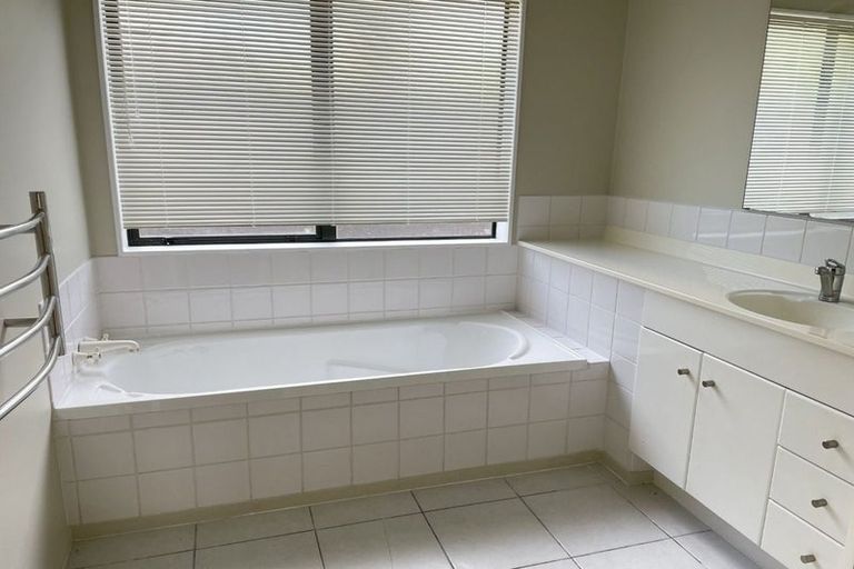 Photo of property in 20 Jade Court, Rosedale, Auckland, 0632