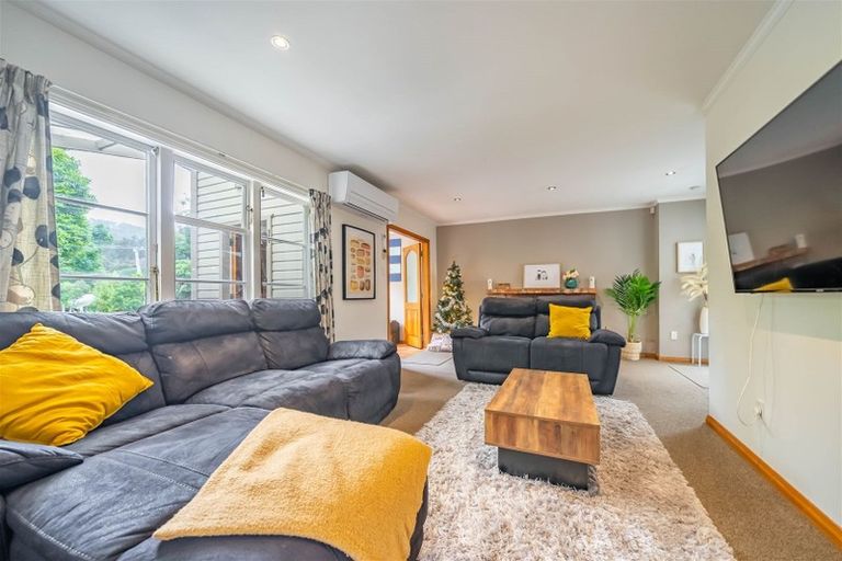 Photo of property in 38 Jocelyn Crescent, Pinehaven, Upper Hutt, 5019