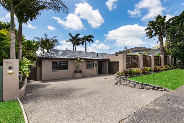 Photo of property in 21 Sartors Avenue, Northcross, Auckland, 0630