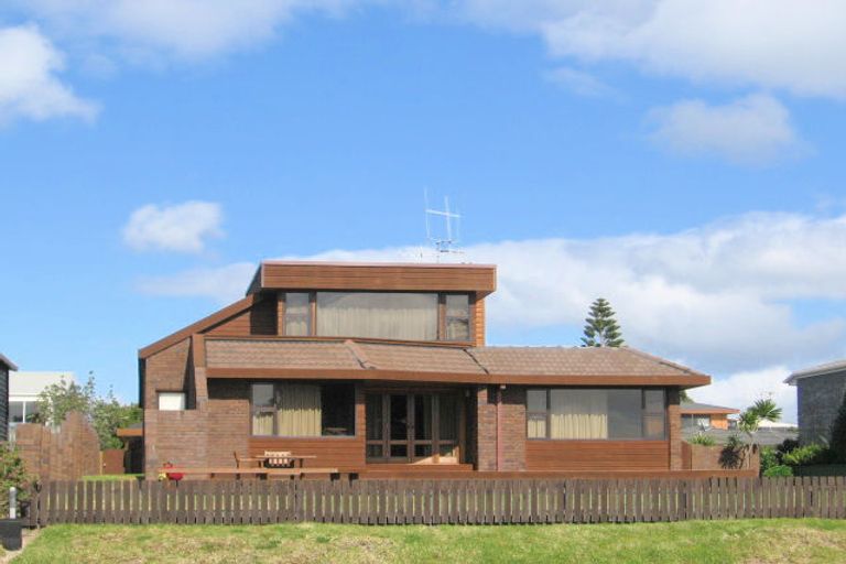 Photo of property in 72 Marine Parade, Mount Maunganui, 3116