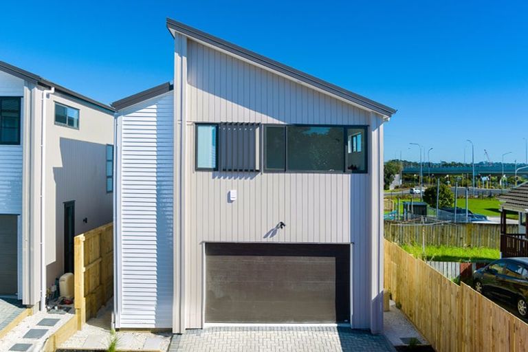 Photo of property in 53 Meadowood Drive, Unsworth Heights, Auckland, 0632
