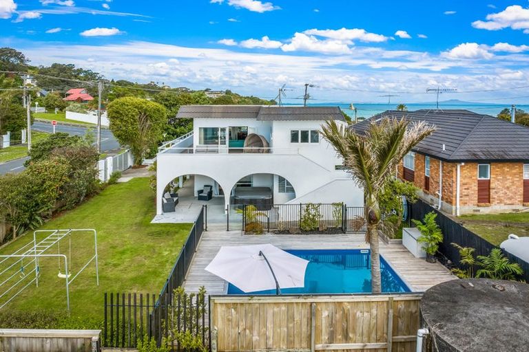 Photo of property in 2 Hardley Avenue, Tindalls Beach, Whangaparaoa, 0930