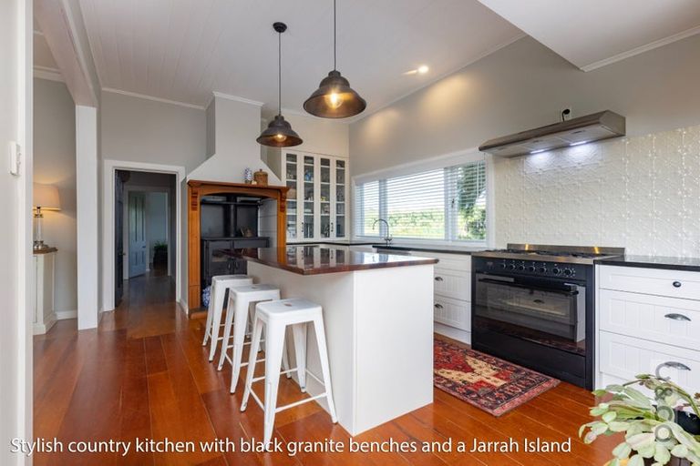 Photo of property in 76 Awaroa Road, Helensville, 0800