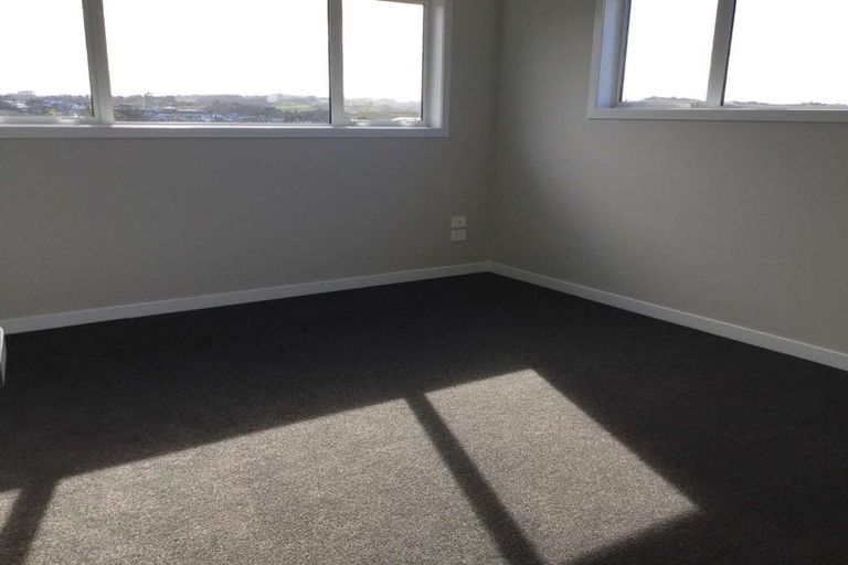 Photo of property in 18 Ridgeview Close, Red Beach, 0932